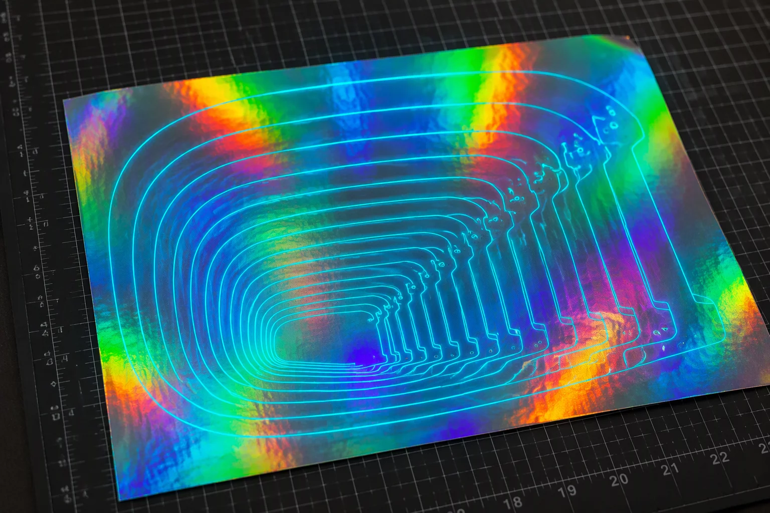 Linear rainbow holographic foil sheet nesting orientation